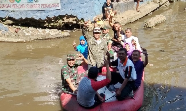 Penebaran Bibit Ikan di Daerah Aliran Sungai Citarum