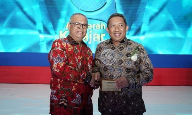 Ridwan-Oded Terima Anugerah Kihajar Utama