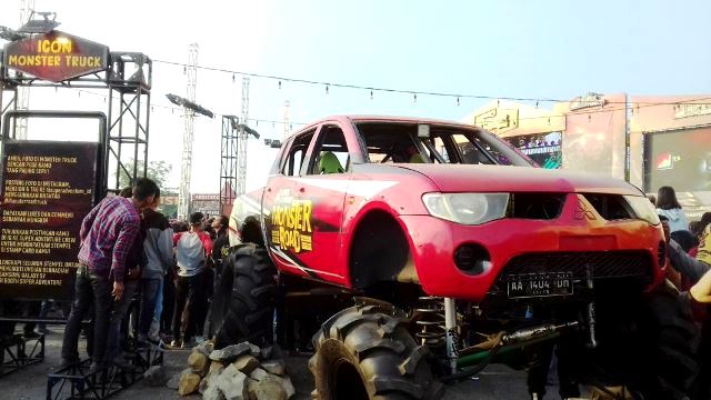 Penonton Terkesima dengan Offroad di Tengah Kota