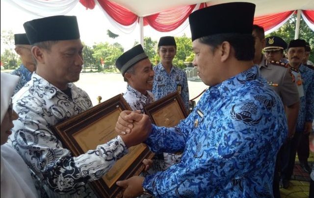 Dedikasi Setia Jadi Guru di Desa