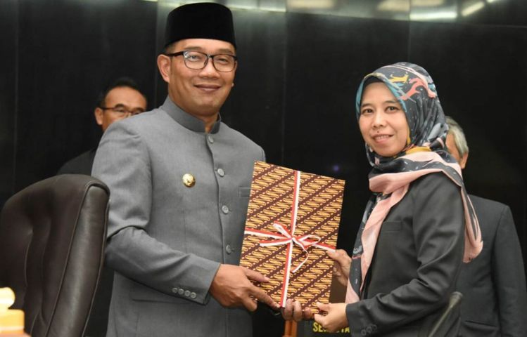 Gubernur Berikan RAPBD 2019 ke Dewan