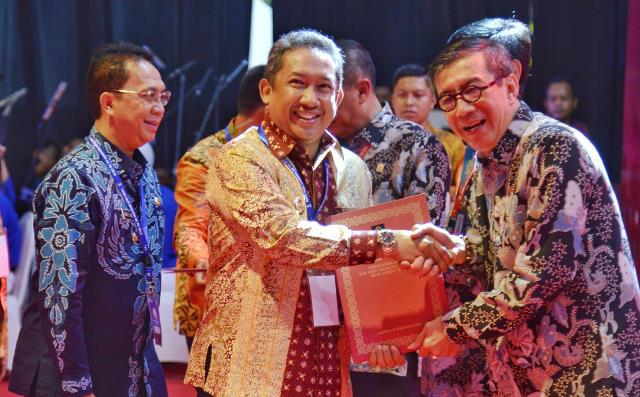 Terima Penghargaan di Bidang HAM