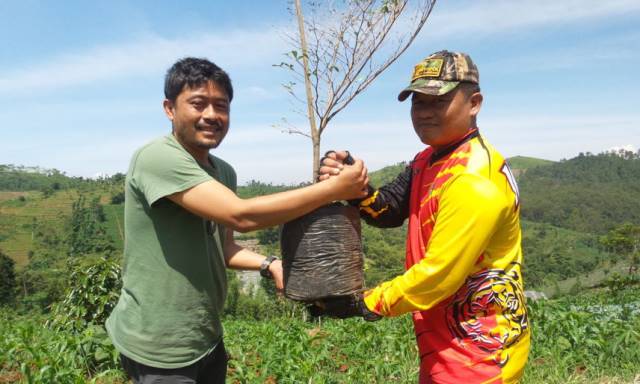 Tani Sunda Hejo Lakukan Sedekah Alam Tanam Pohon