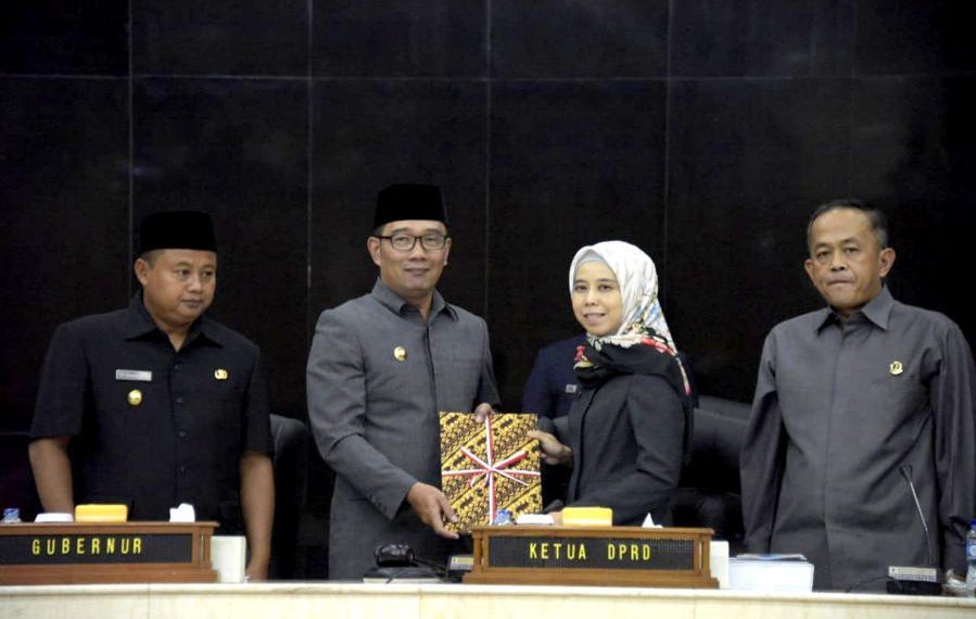 Gubernur Serahkan LKPJ