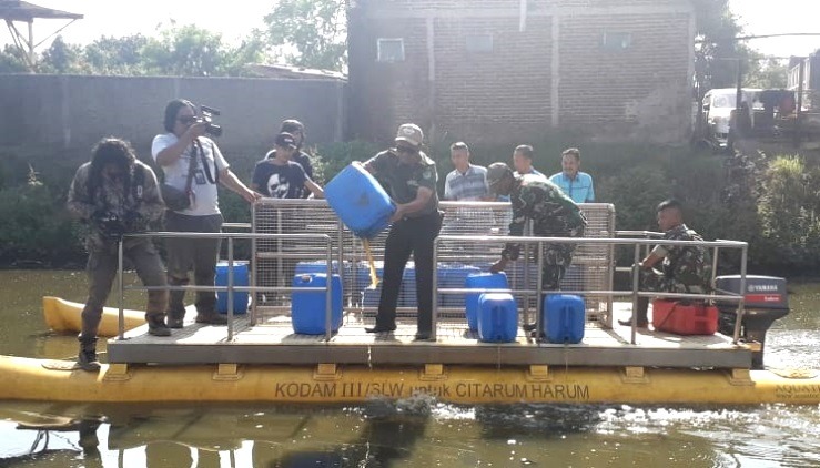 Upaya Pelestarian Air Sungai Citarum, Sektor VI Tabur Bakteri Penjernih