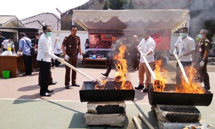 Kejari Musnahkan Ratusan Gram Sabu
