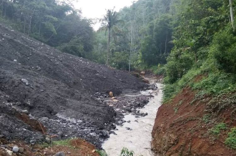 Jalan Penghubung KBB-Cianjur Tertutup Longsor