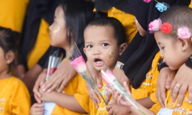 Dukung Anak Penderita Kanker, Puluhan Warga Gunduli Kepala