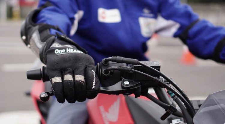 Hilangkan Kebiasaan Pengereman Menggunakan Dua Jari Ketika Berkendara