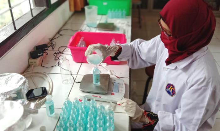 Hebat! SMKN 7 Produksi Hand Sanitizer