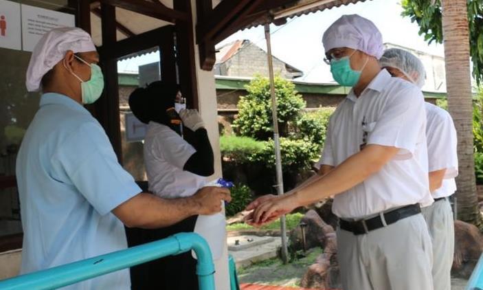 Pasar Tutup, Industri Jalan Terus