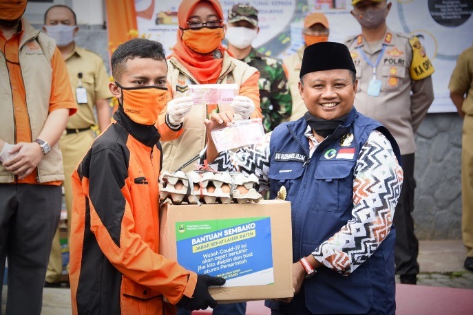 Bansos Tetap Berupa Tunai dan Pangan