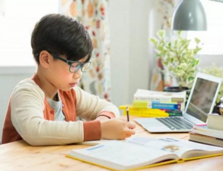 Hasil Survei: Ketersediaan dan Kelancaran Internet Jadi Kendala Utama Pembelajaran Jarak Jauh