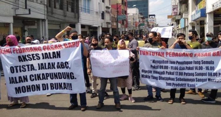 Tolak Disebut Masuk Zona Merah, Pedagang Buka Paksa Penutupan Jalan