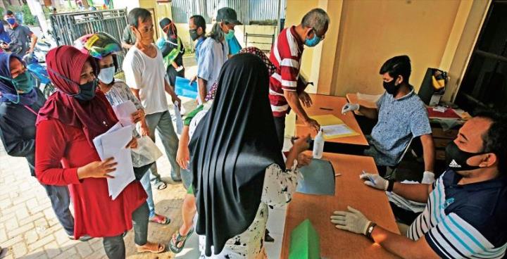 Warga Keluhkan Proses Pencairan Bantuan di Bank