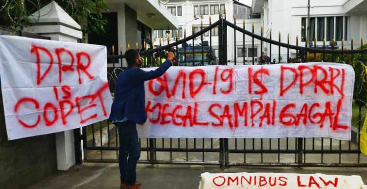 Mahasiswa Nekat Bakar Pagar DPRD Jabar