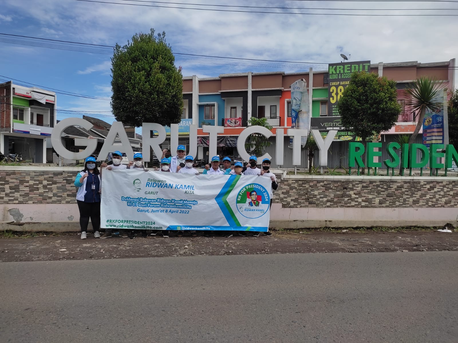 Di Hari Jumat Tanggal 8 April 2022 Relawan RidwanKamilKita Wilayah Garut Deklarasi Dukung Ridwan Kamil Maju di Pilpres 2024