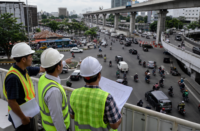 Ilustrasi tim teknis meninjau rencana infrastruktur jalan di Depok