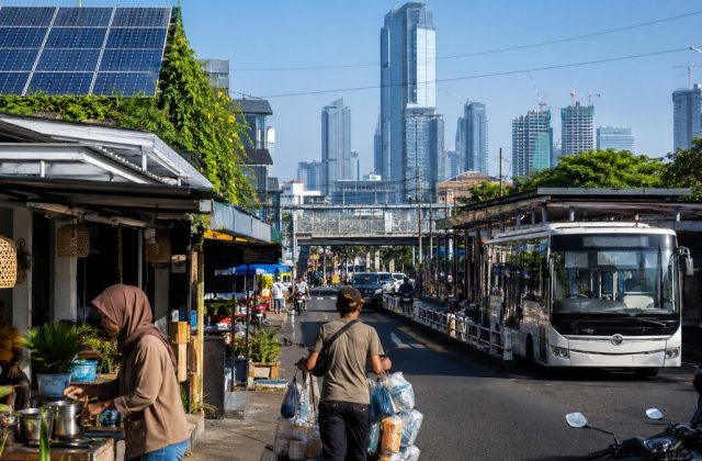 Foto ilustrasi realistis kegiatan ekonomi rendah karbon, energi surya, transportasi publik, dan usaha masyarakat Indonesia