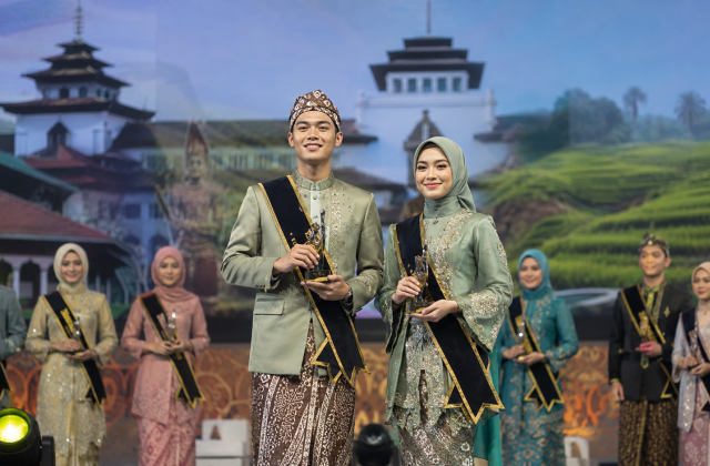 Dua duta muda Jawa Barat mengenakan busana bernuansa Sunda di panggung budaya