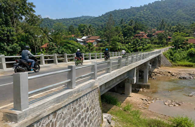 Jembatan Garuda di Pameungpeuk Garut yang menghubungkan akses warga