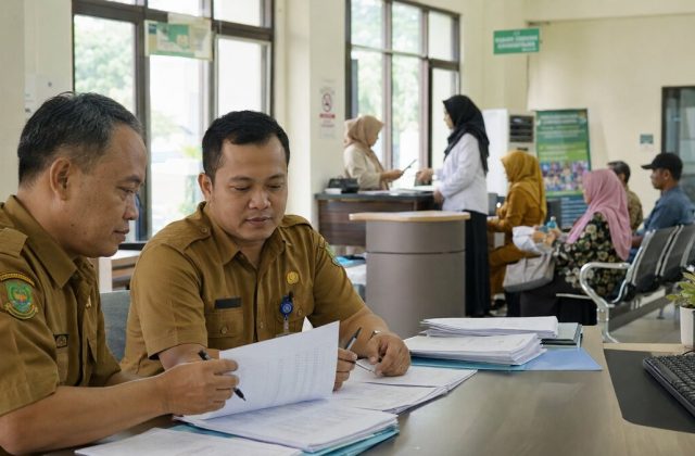 Foto ilustrasi realistis petugas pemerintah Kabupaten Bekasi memeriksa administrasi anggaran layanan kesehatan PBI