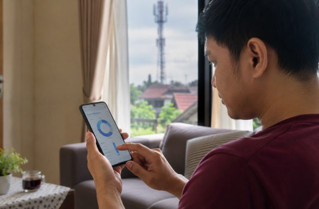 Ilustrasi pengguna perangkat digital terkait literasi dan keamanan siber