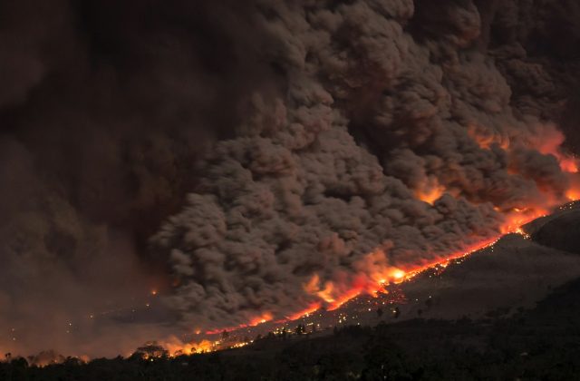 Ilustrasi penanganan kebakaran hutan dan lahan di Indonesia