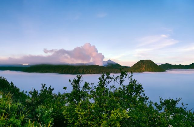 Ilustrasi wisata alam Indonesia untuk berita standar keselamatan destinasi