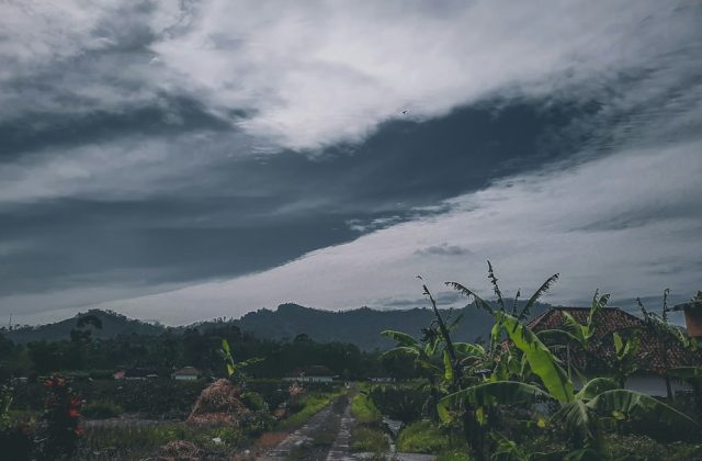 Awan hujan di atas permukiman Indonesia