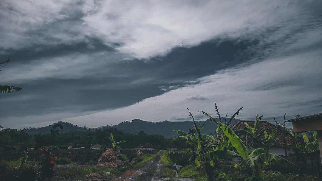 Awan hujan di atas permukiman Indonesia
