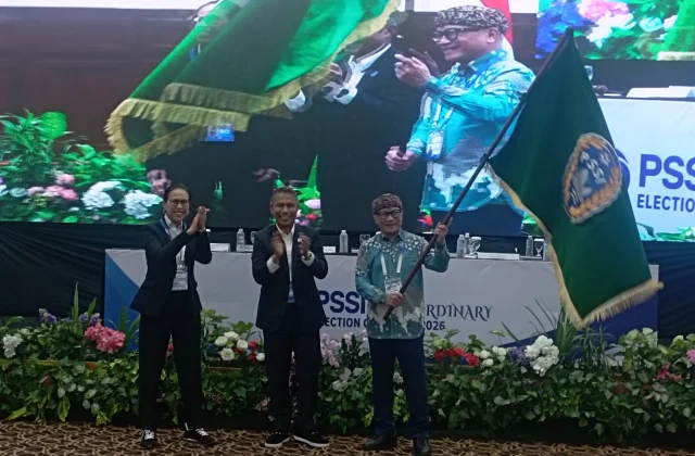 Buky Wibawa di tengah peserta KLB Asprov PSSI Jawa Barat di Bandung, 17 Oktober 2026. Foto: RRI/Adi Reinaldi.