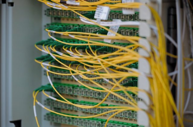 Kabel serat optik pada infrastruktur pusat data