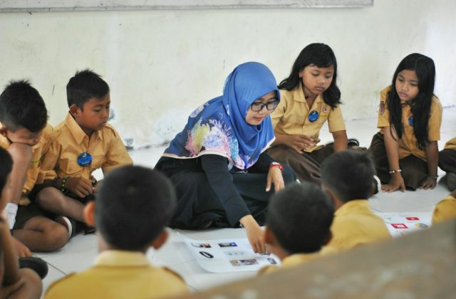 Siswa belajar bersama sebagai ilustrasi Sekolah Rakyat