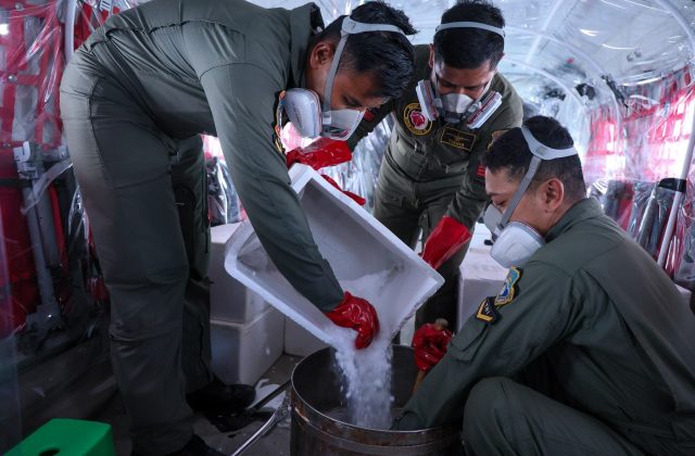 Petugas BMKG menyiapkan operasi modifikasi cuaca menggunakan dry ice di Sumatra Selatan