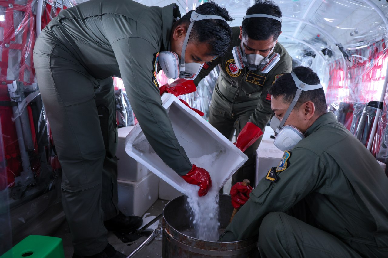 Petugas BMKG menyiapkan operasi modifikasi cuaca menggunakan dry ice di Sumatra Selatan