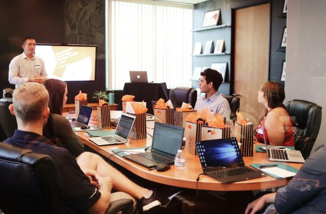 Ilustrasi pertemuan bisnis dan investasi teknologi digital