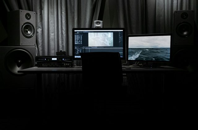 Studio penyuntingan film digital sebagai ilustrasi tantangan klasifikasi film berbasis AI